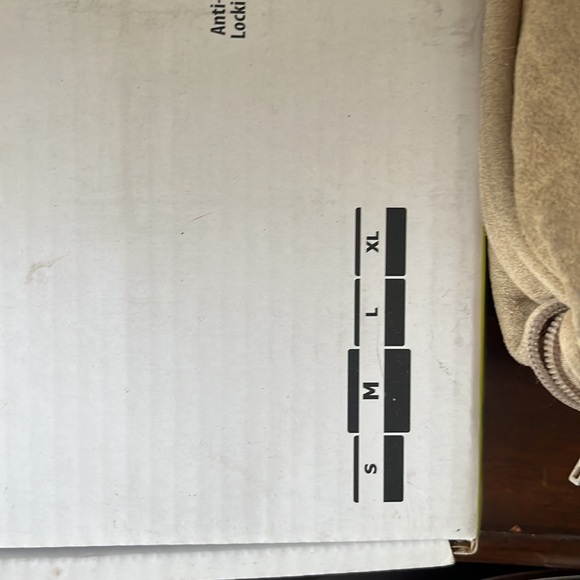 Universal tilt tv mount - Picture 3 of 4